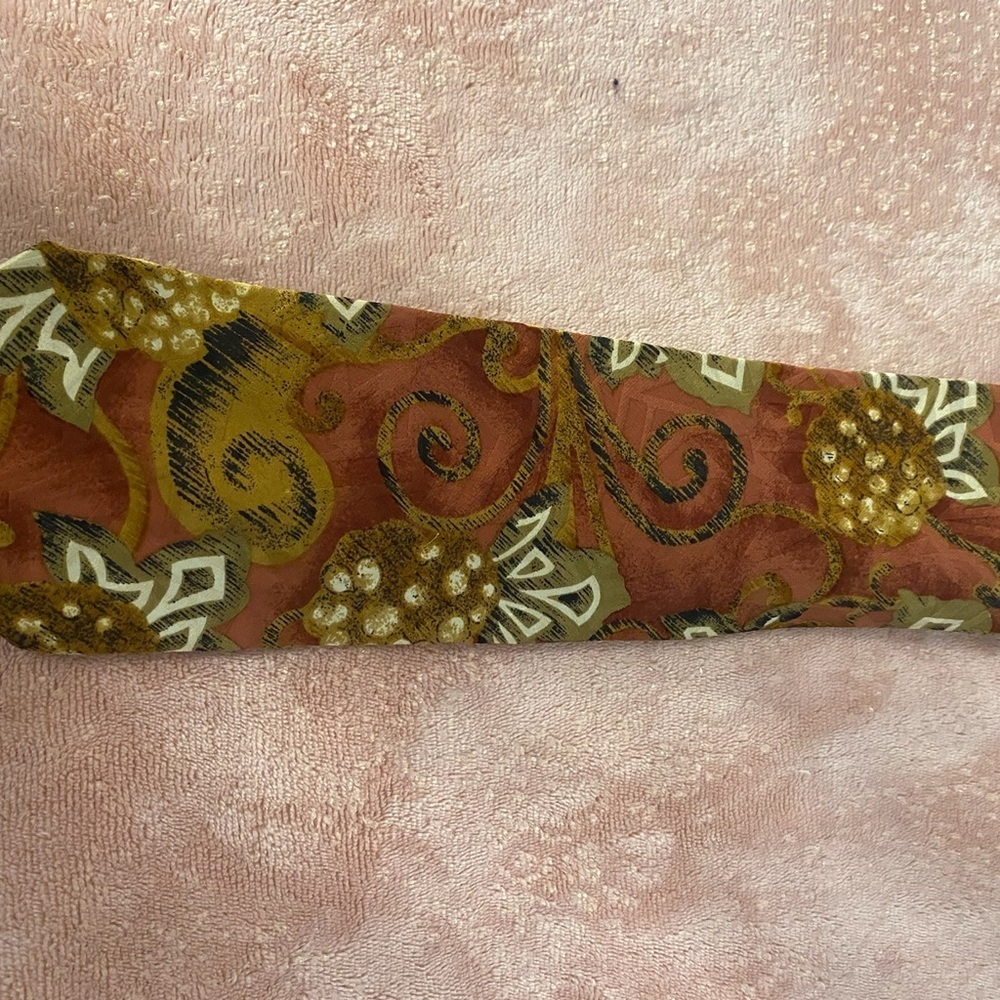 Elegant Men's Tie with Red and Gold Floral Pattern - Picture 3 of 8